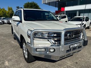 2015  Toyota Landcruiser Sahara SUV (Crystal Pearl) Pre-Owned Car Thumbnail