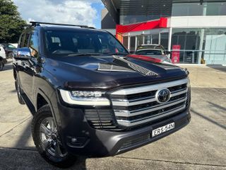 2021 Toyota Landcruiser Sahara SUV (Graphite) Pre-Owned Car Thumbnail