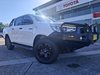 2019  Toyota Hilux Rogue Ute (Glacier White) Pre-Owned Car Thumbnail